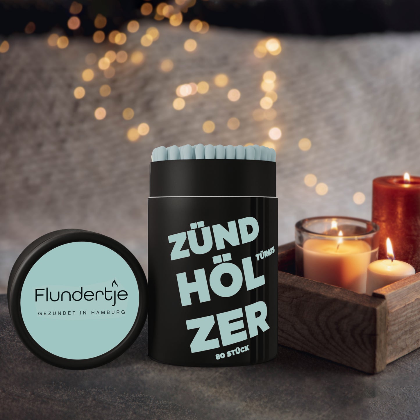 Zündhölzer mit türkisen Köpfen von Flundertje in stimmungsvoller Kerzenszene